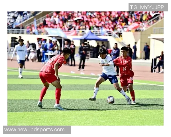 校园足球啦啦队助力青春梦想展现活力与团结精神的精彩瞬间